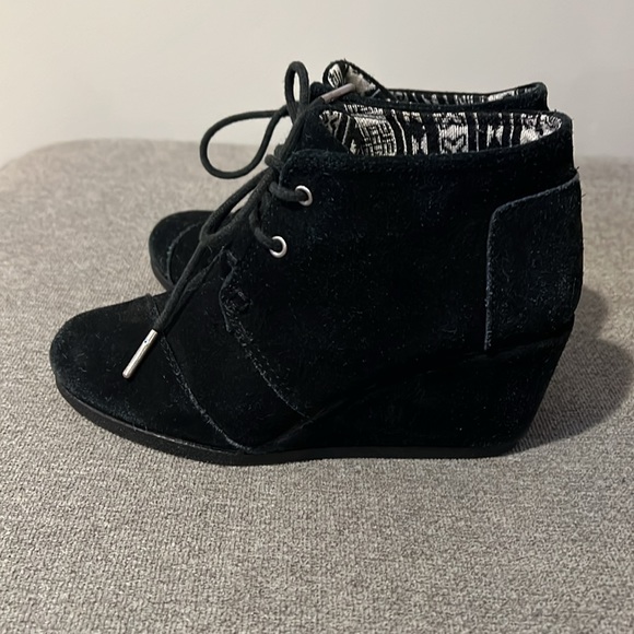 Tom’s Black Wedge Suede Booties - Picture 4 of 6